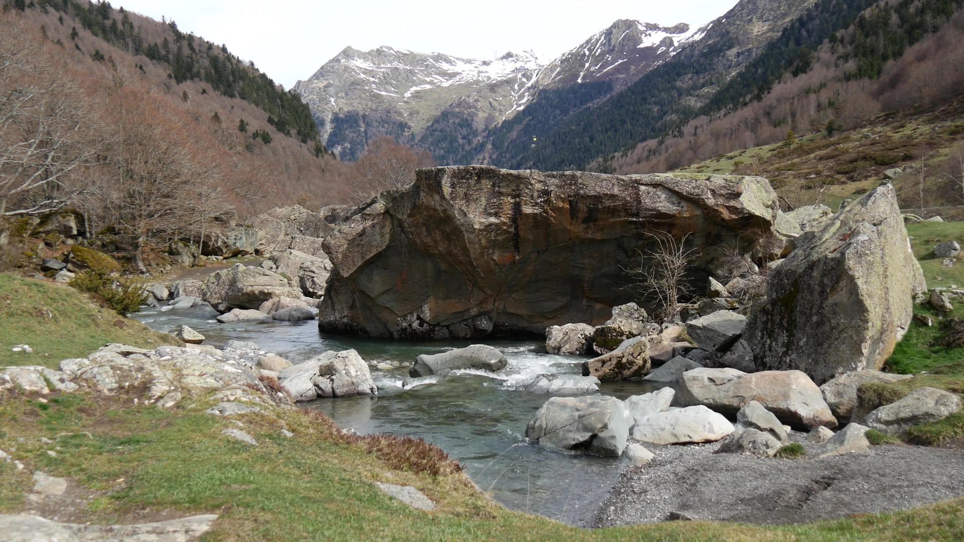 在法国比利牛斯山的河流中视频的预览图