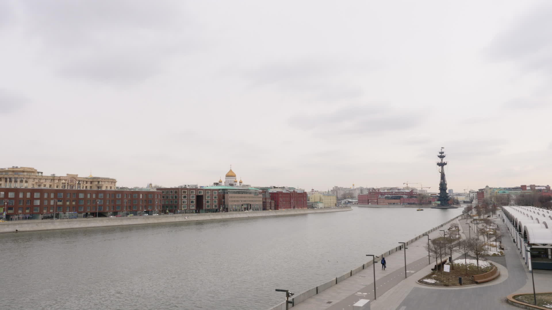 莫斯考河堤俯视着纪念碑在一个糟糕的日子里踏上了伟大的一天视频的预览图
