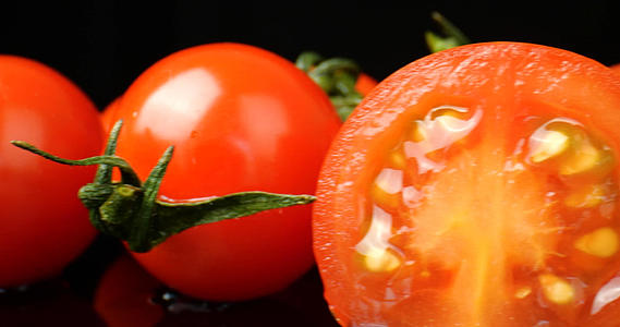 4K圣女果微观细节小番茄新鲜水果食材视频的预览图