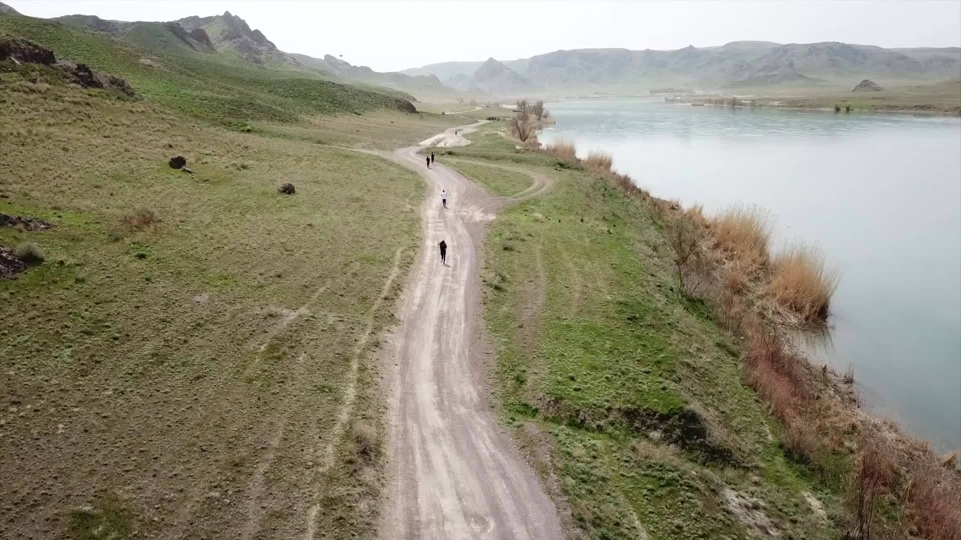 人们沿着河边跑来跑去视频的预览图