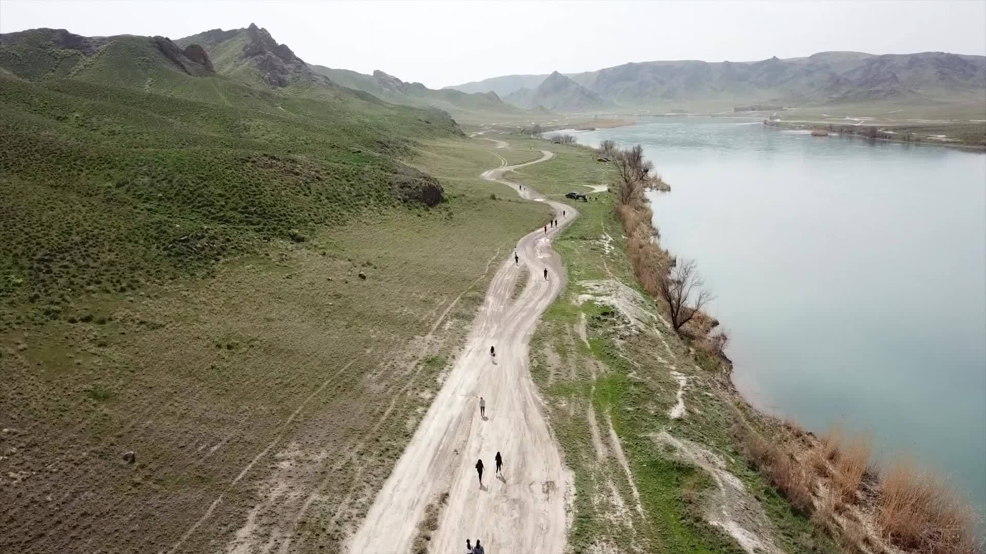 人们沿着河边跑来跑去视频的预览图