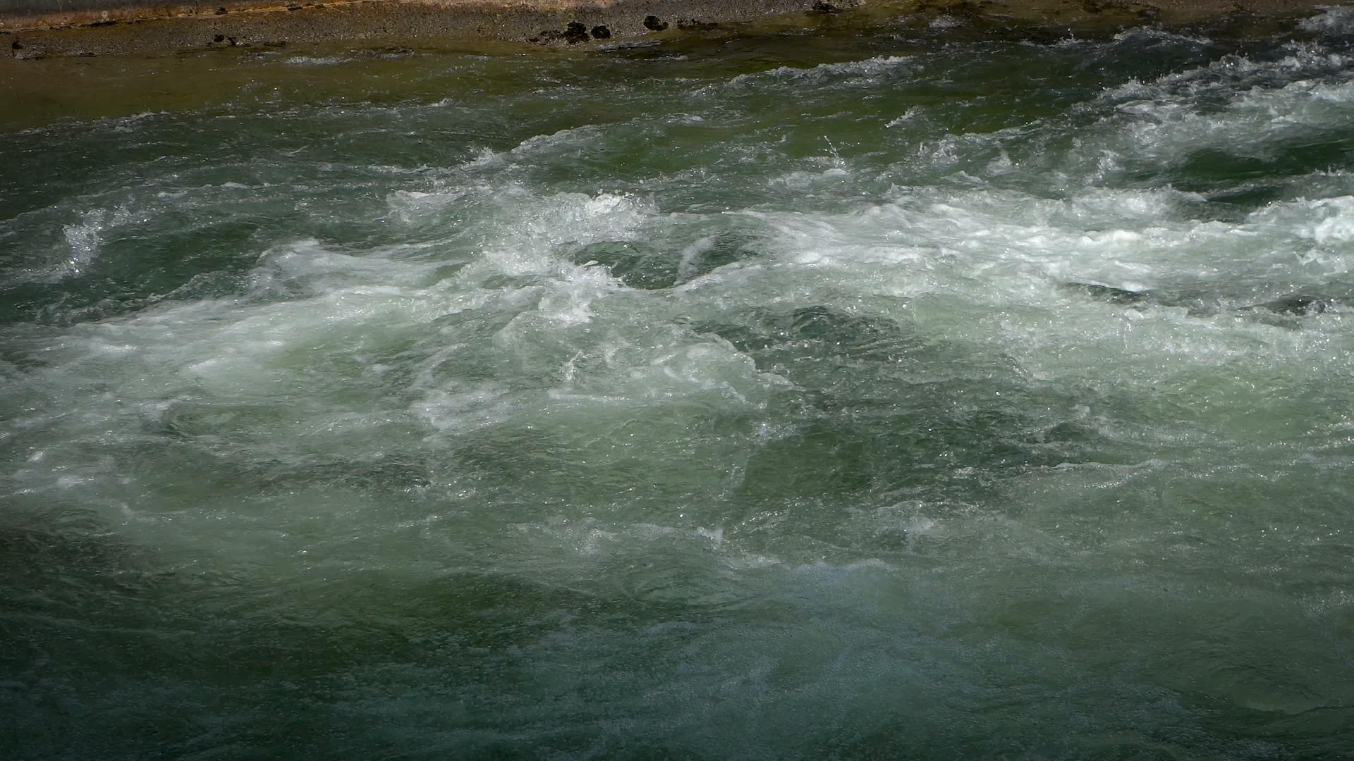 山河在岩石上翻滚视频的预览图