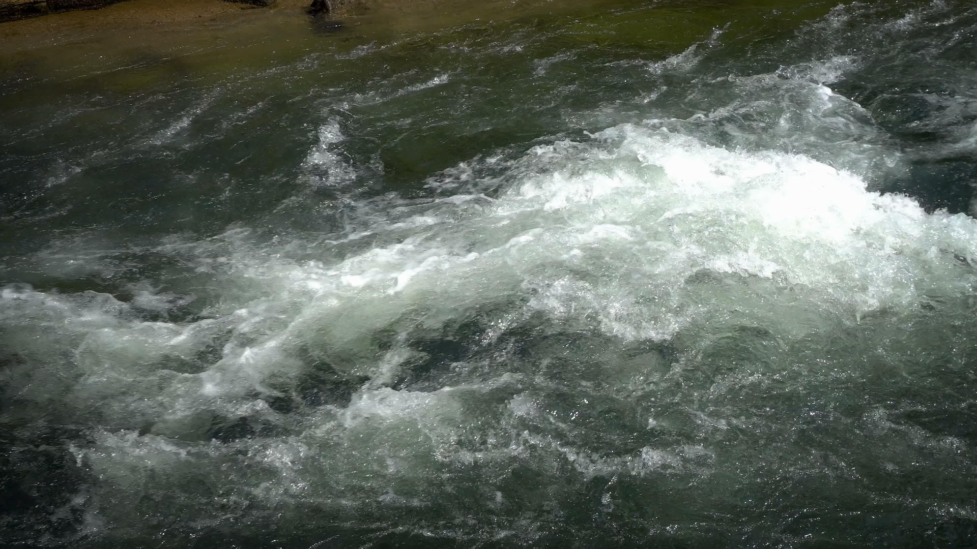 河水迅速流入岩石视频的预览图