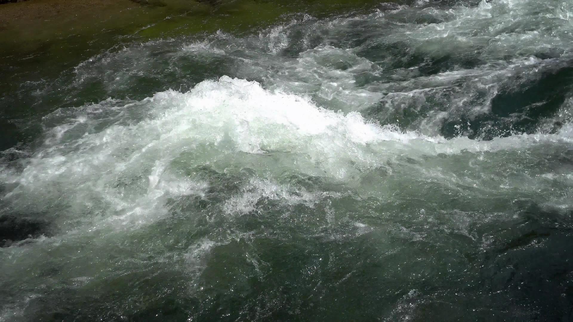 自然背景河流流动迅速视频的预览图
