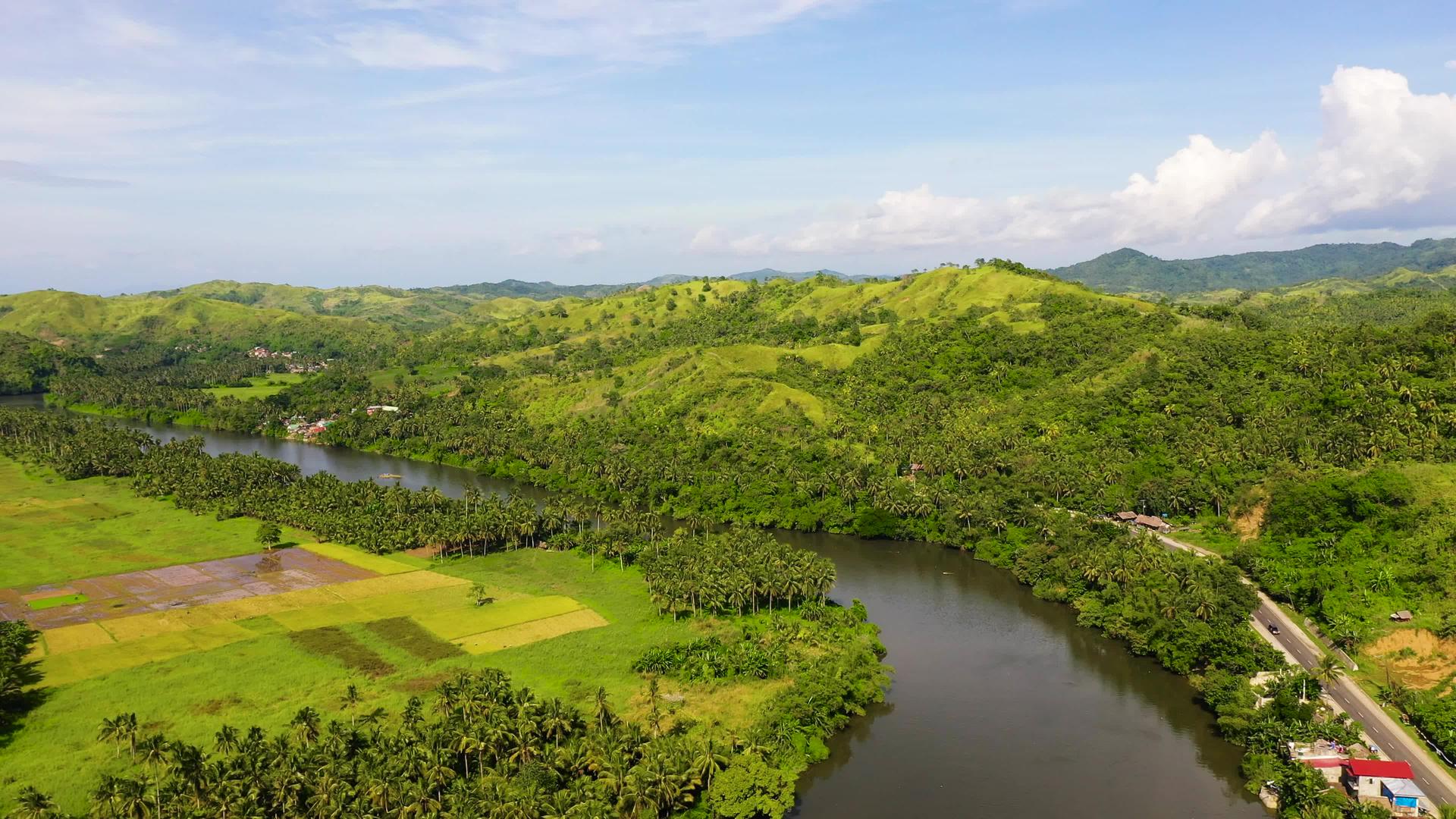 沙马是河边绿山上小村庄草原的自然性质Samar和视频的预览图