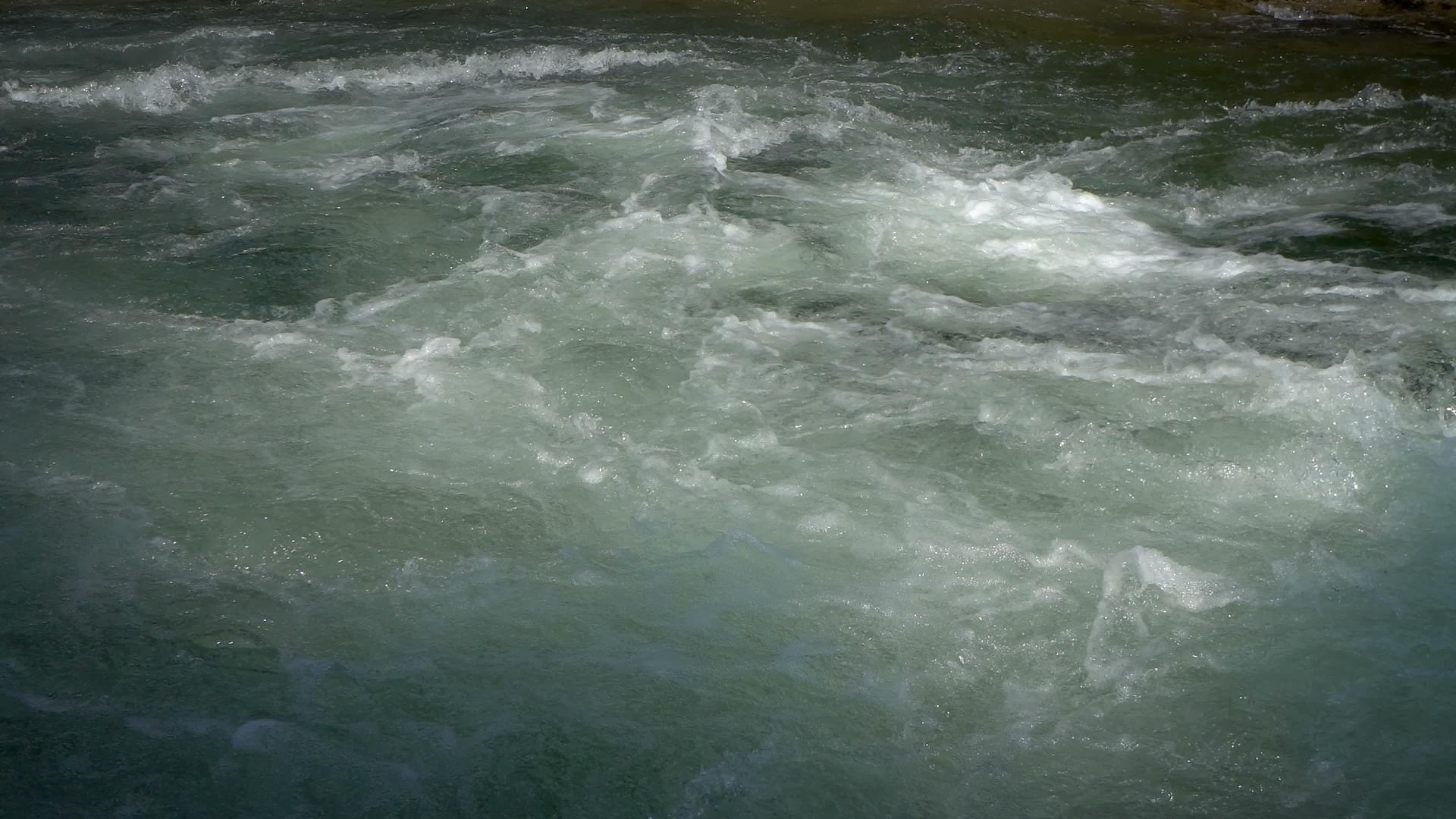 岩石中山脉和河流的快速流动最适合漂浮视频的预览图