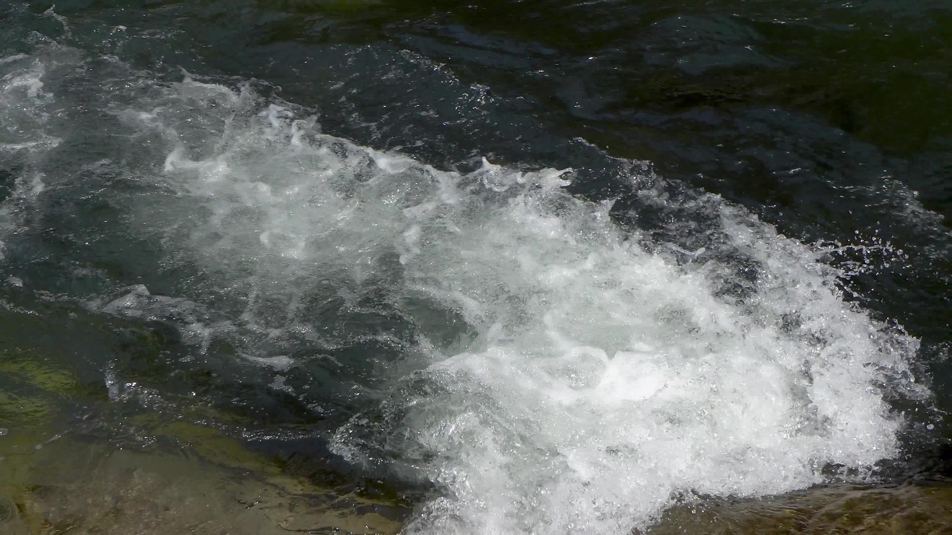 坚实的山川流动迅速自然背景迅速视频的预览图