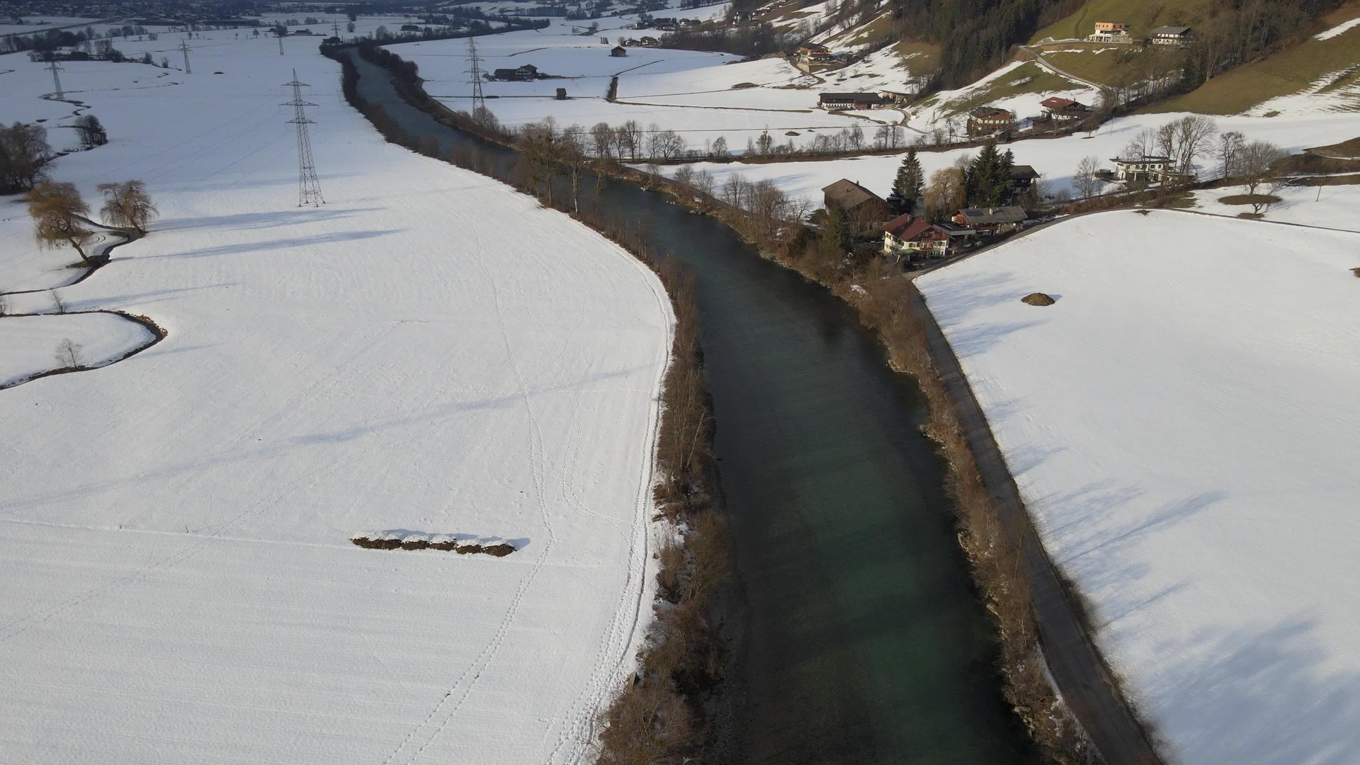 在奥斯特里亚州Tyrol的ziller河和田野视频的预览图