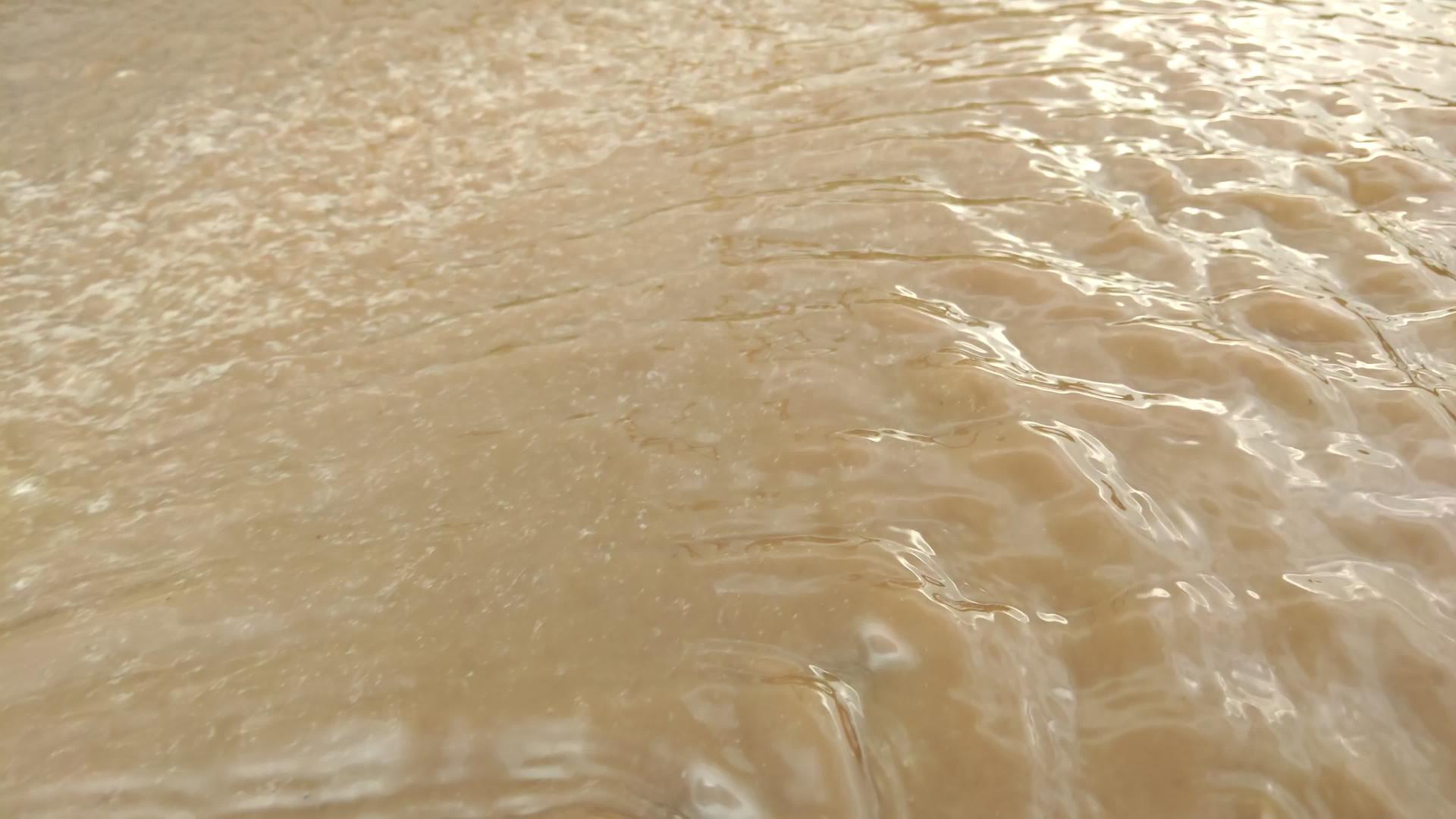 地面上的黄色土壤水迅速从焦点流出视频的预览图