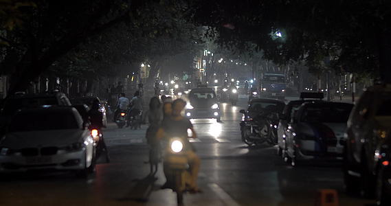 哈诺伊韦特南的摩托车和汽车在夜间视频的预览图