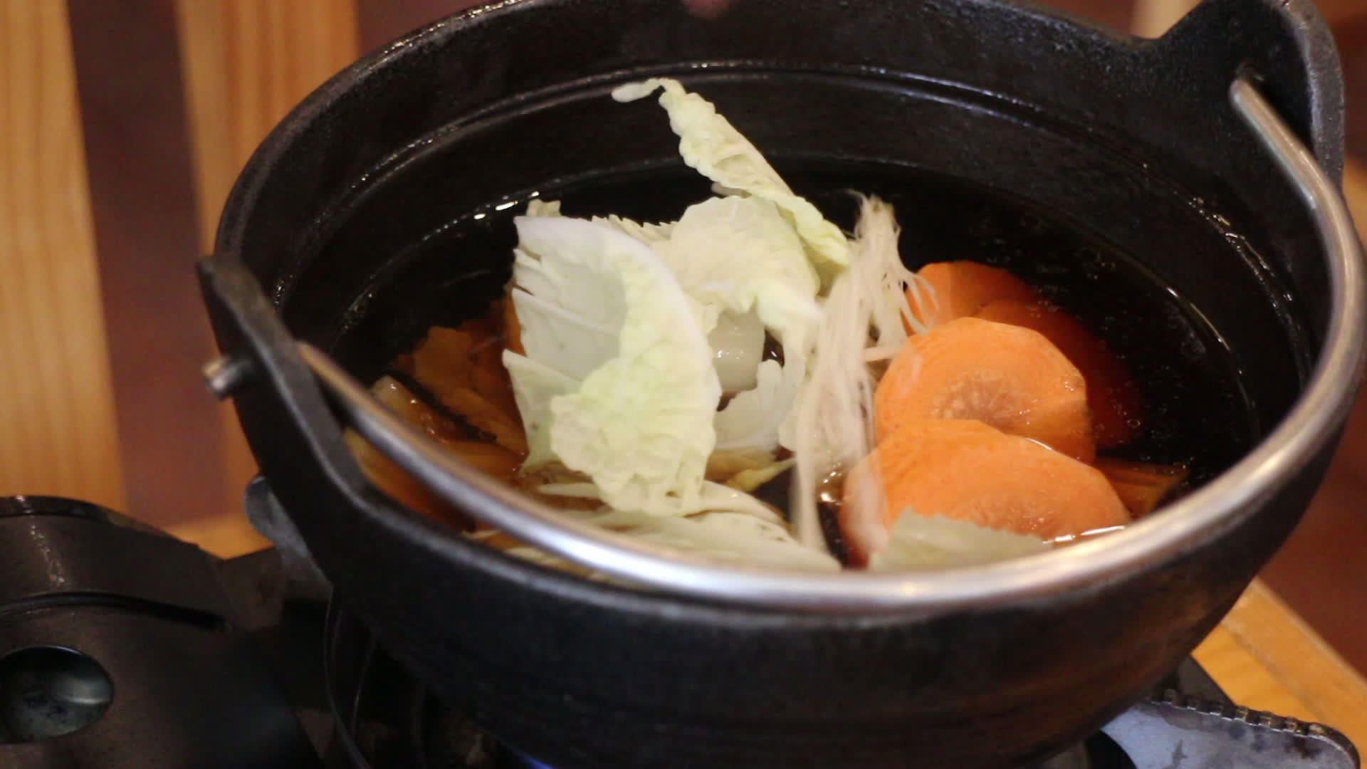 沙布烤蔬菜煎锅吃食物视频的预览图