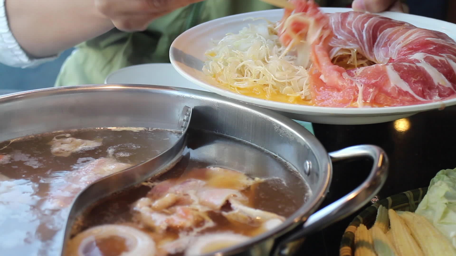 热锅猪肉准备吃视频的预览图