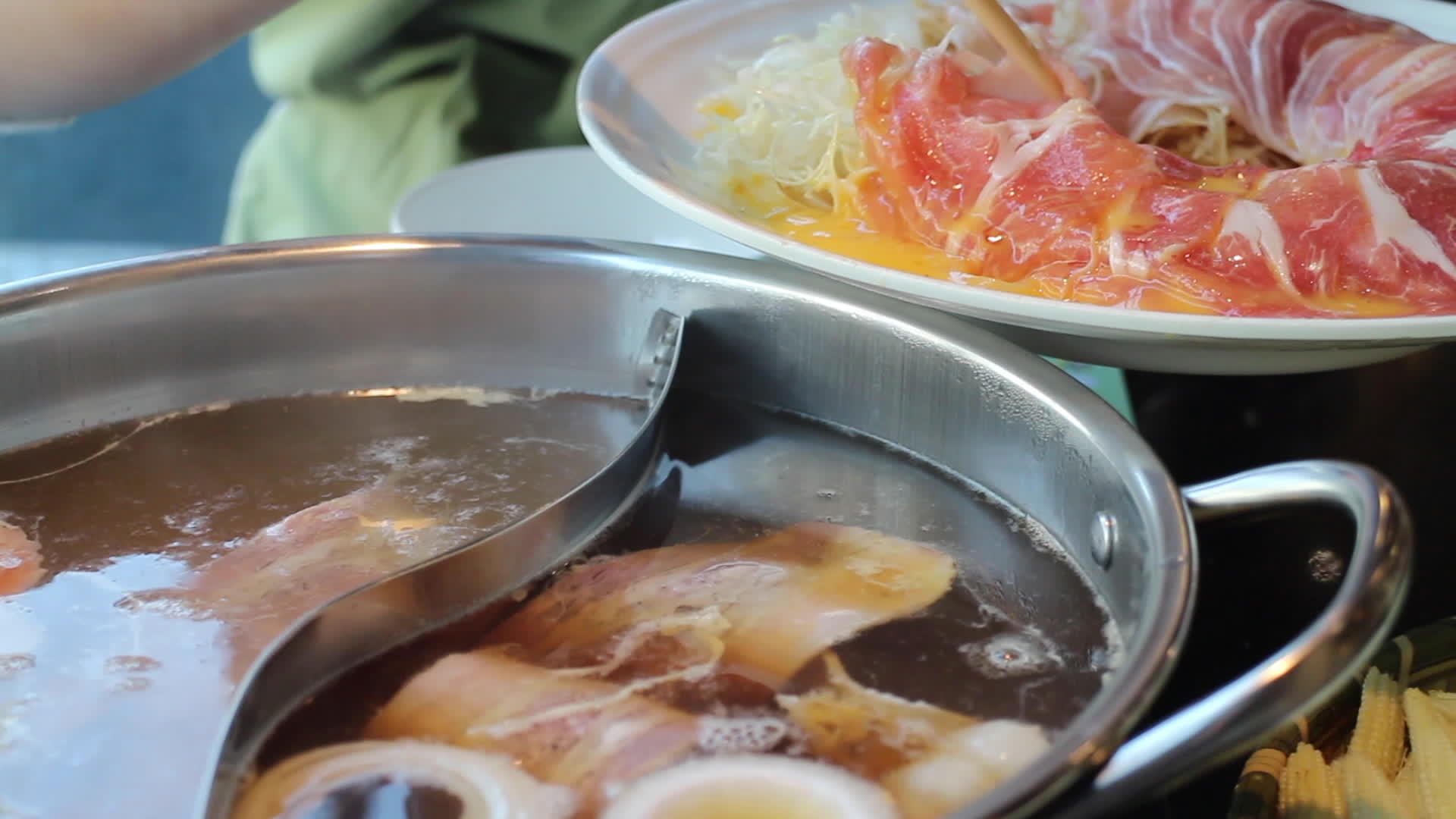 热锅猪肉准备吃视频的预览图