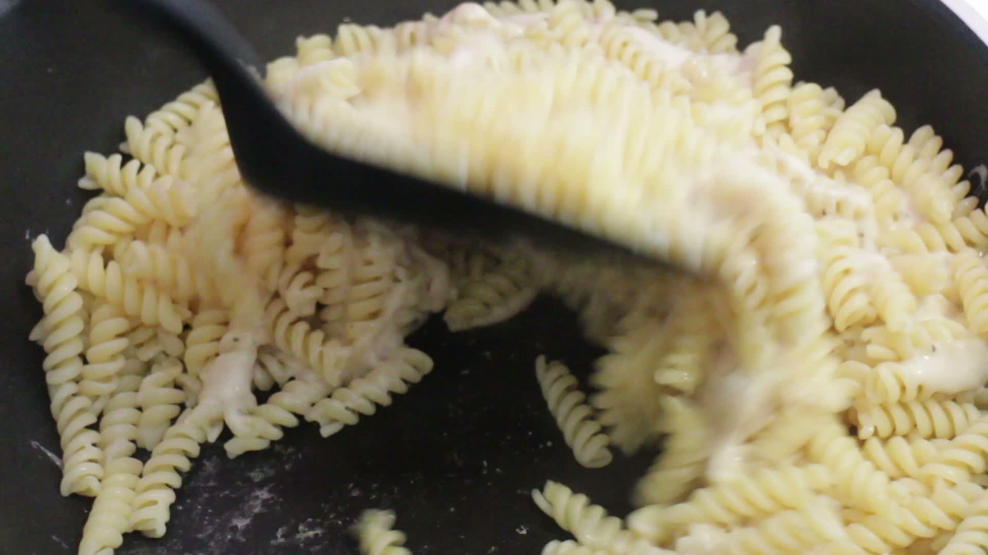 简单自制的意大利面食奶酪酱视频的预览图