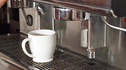 在杯子里加入沸水的咖啡机视频的预览图