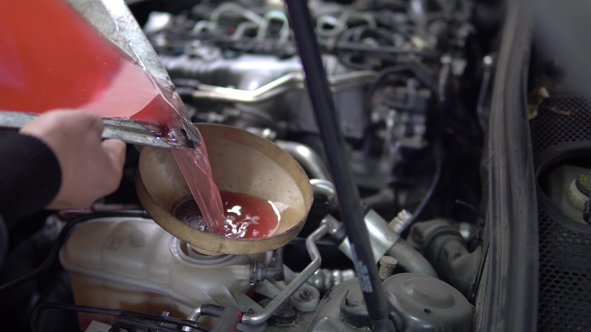 将机动液体注入汽车发动机视频的预览图