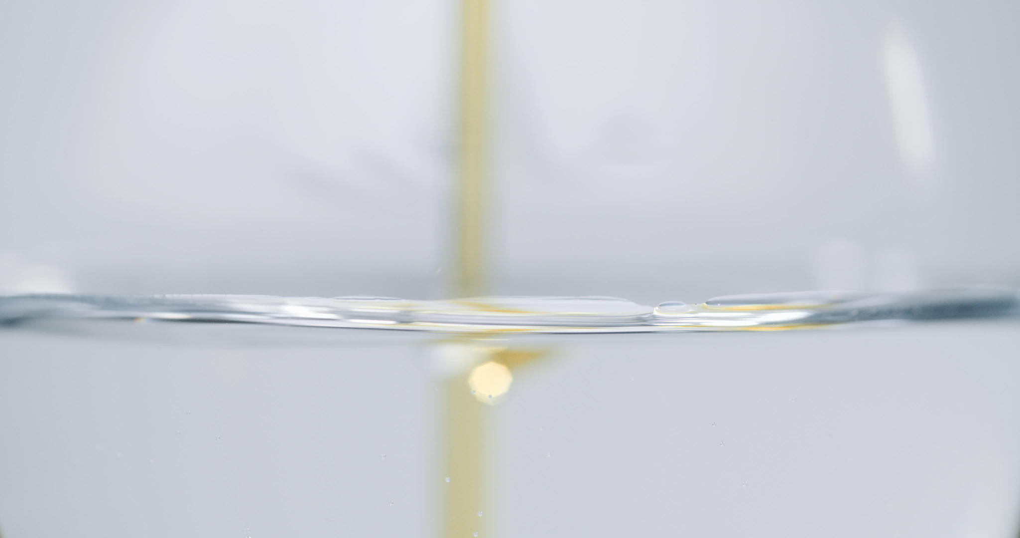 石油气泡形成在水面上视频的预览图