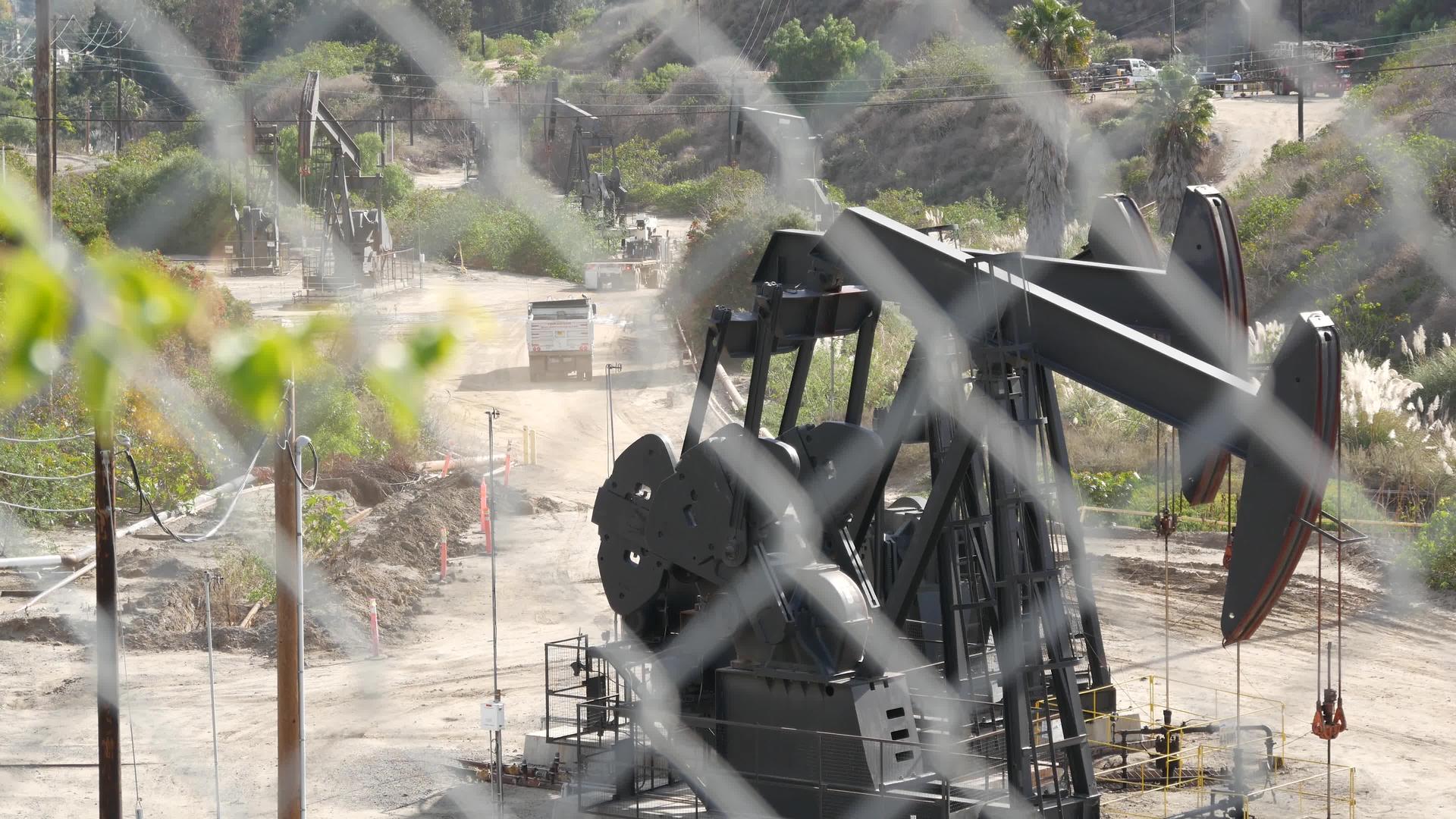 洛杉矶拉布雷亚英格尔伍德井泵千斤顶的工业城市景观视频的预览图