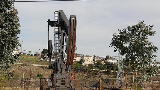 洛杉矶拉布雷亚英格尔伍德井泵千斤顶的工业城市景观视频的预览图