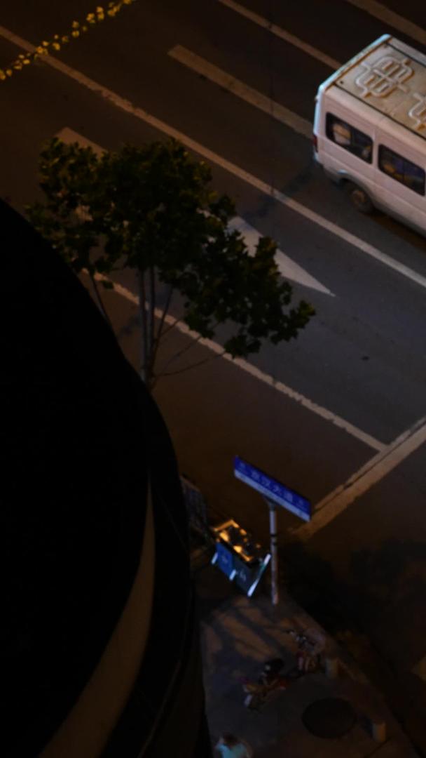 城市夜景交通道路斑马线行人交通秩序素材视频的预览图