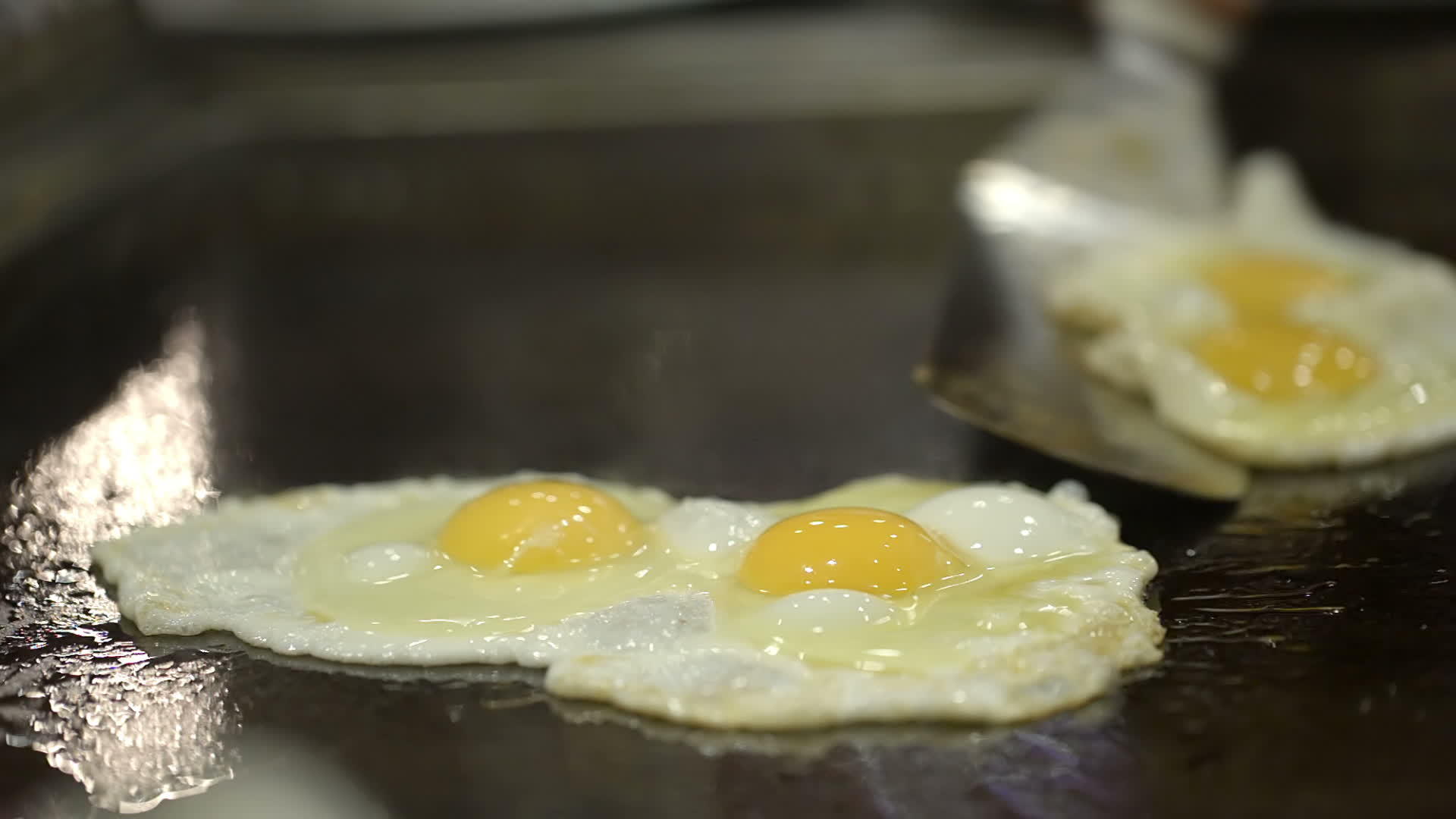 在炉子上煮了两部分炸鸡蛋视频的预览图