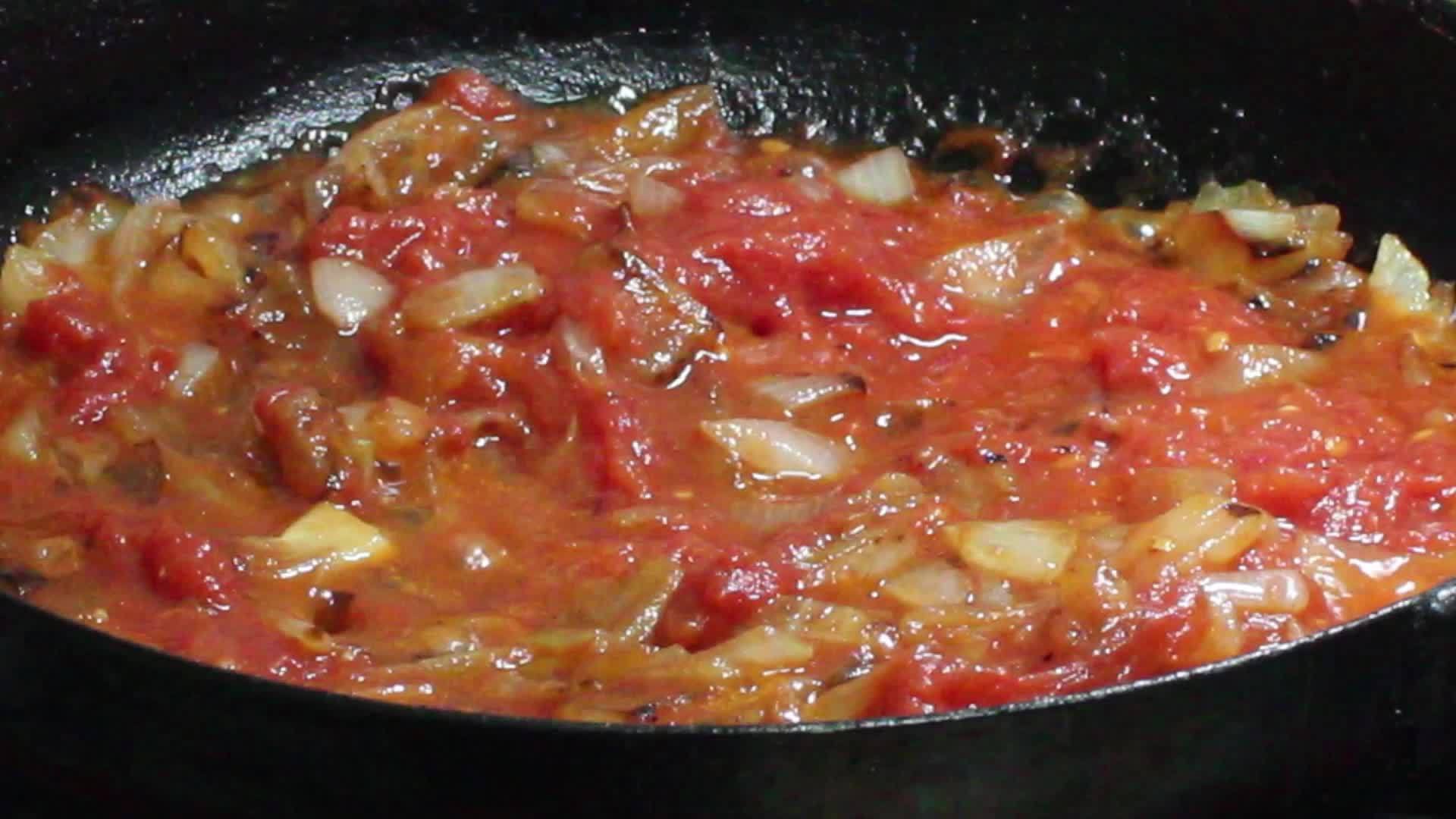炸番茄和洋葱在煎锅里视频的预览图