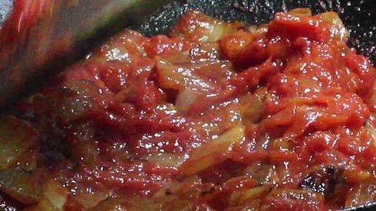 炸番茄和洋葱在煎锅里视频的预览图