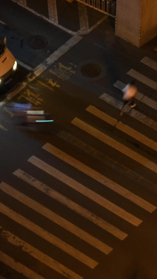 城市夜景交通道路斑马线行人交通秩序素材视频的预览图