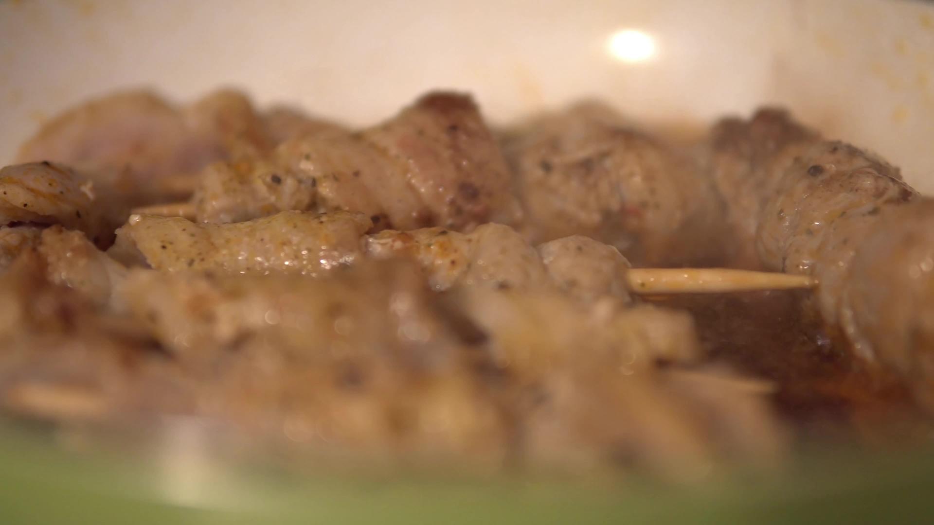肉片和蔬菜在锅里吐口水时煮熟视频的预览图