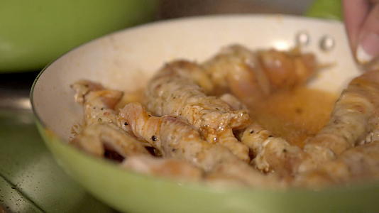 多汁烤鸡叉由白肉和培根制成以煎锅的形式转移视频的预览图