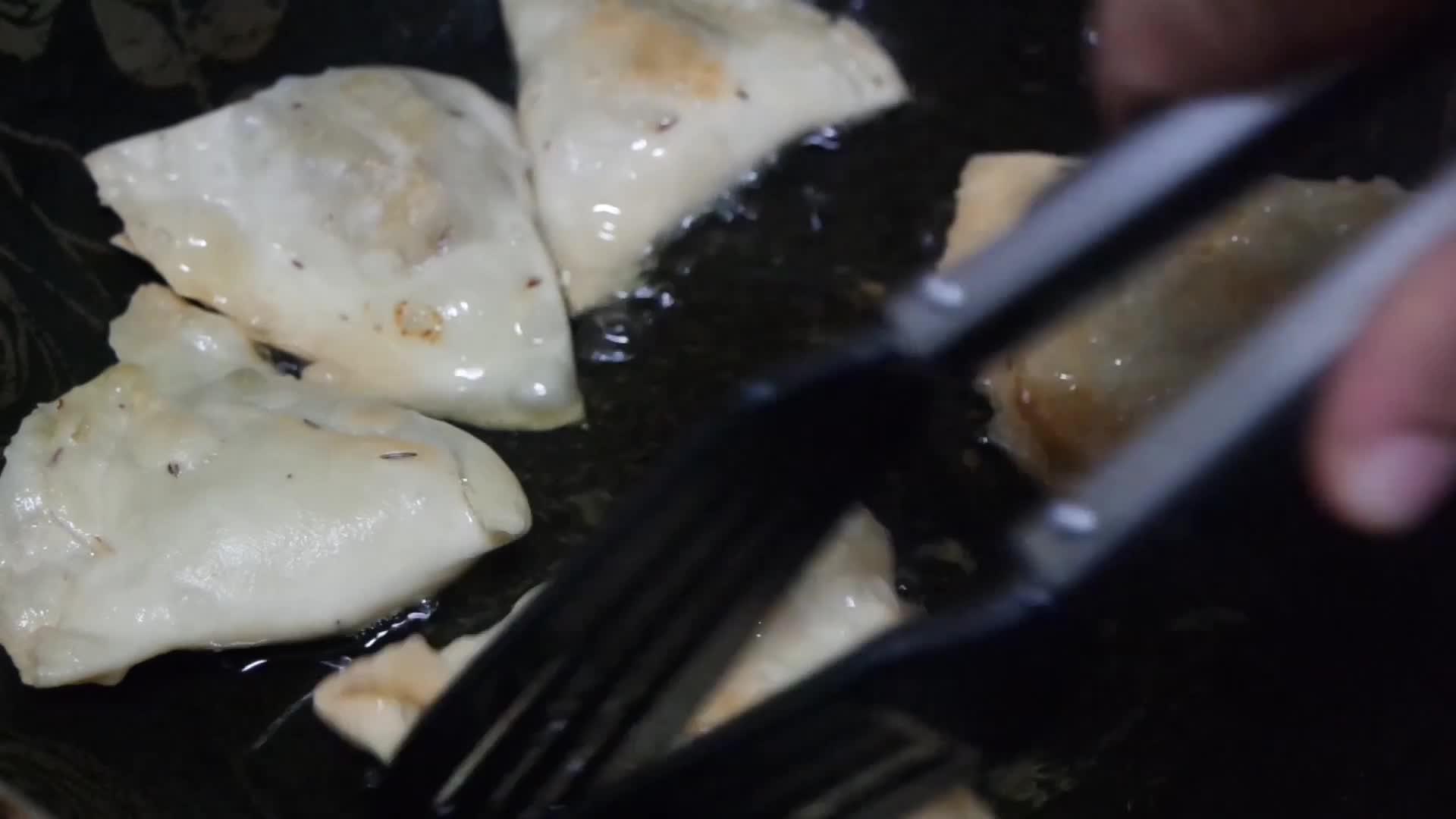 在烤锅上煮油的糊子视频的预览图