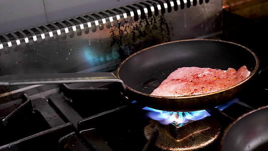 在锅里煎鸡肉在锅里烧烤视频的预览图