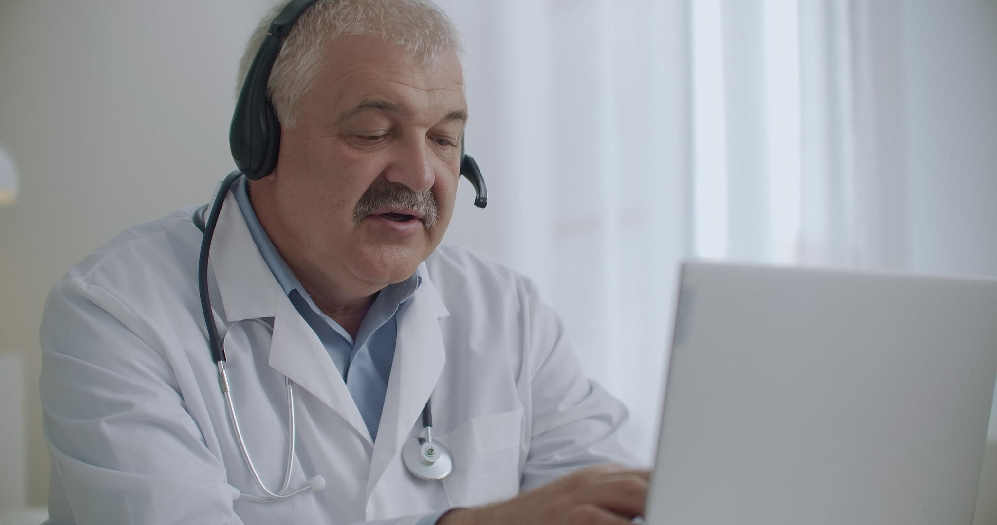 治疗师正在使用带有互联网和耳机的笔记本电脑视频的预览图