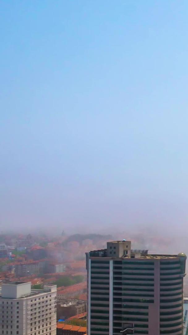海滨岛城的海雾袭来视频的预览图