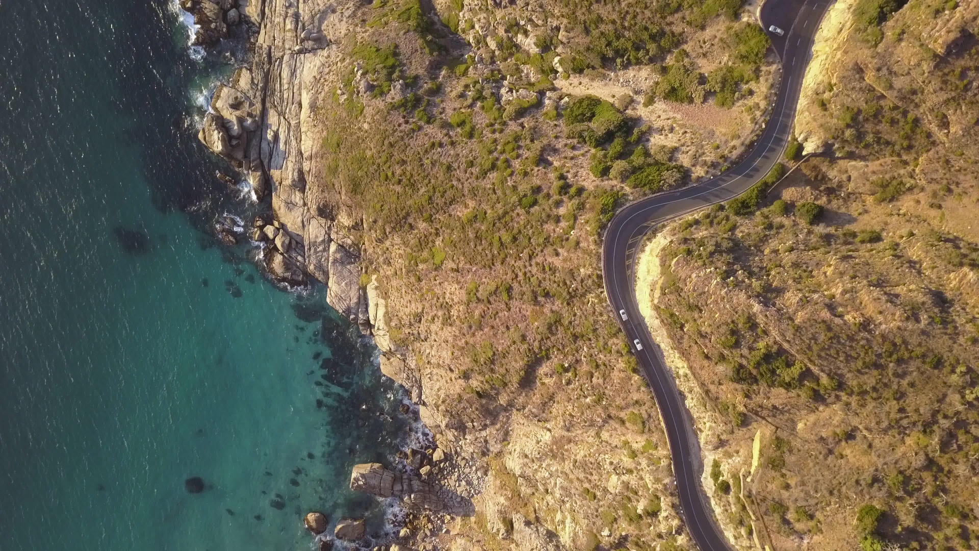沿海公路的快速空中航向视频的预览图