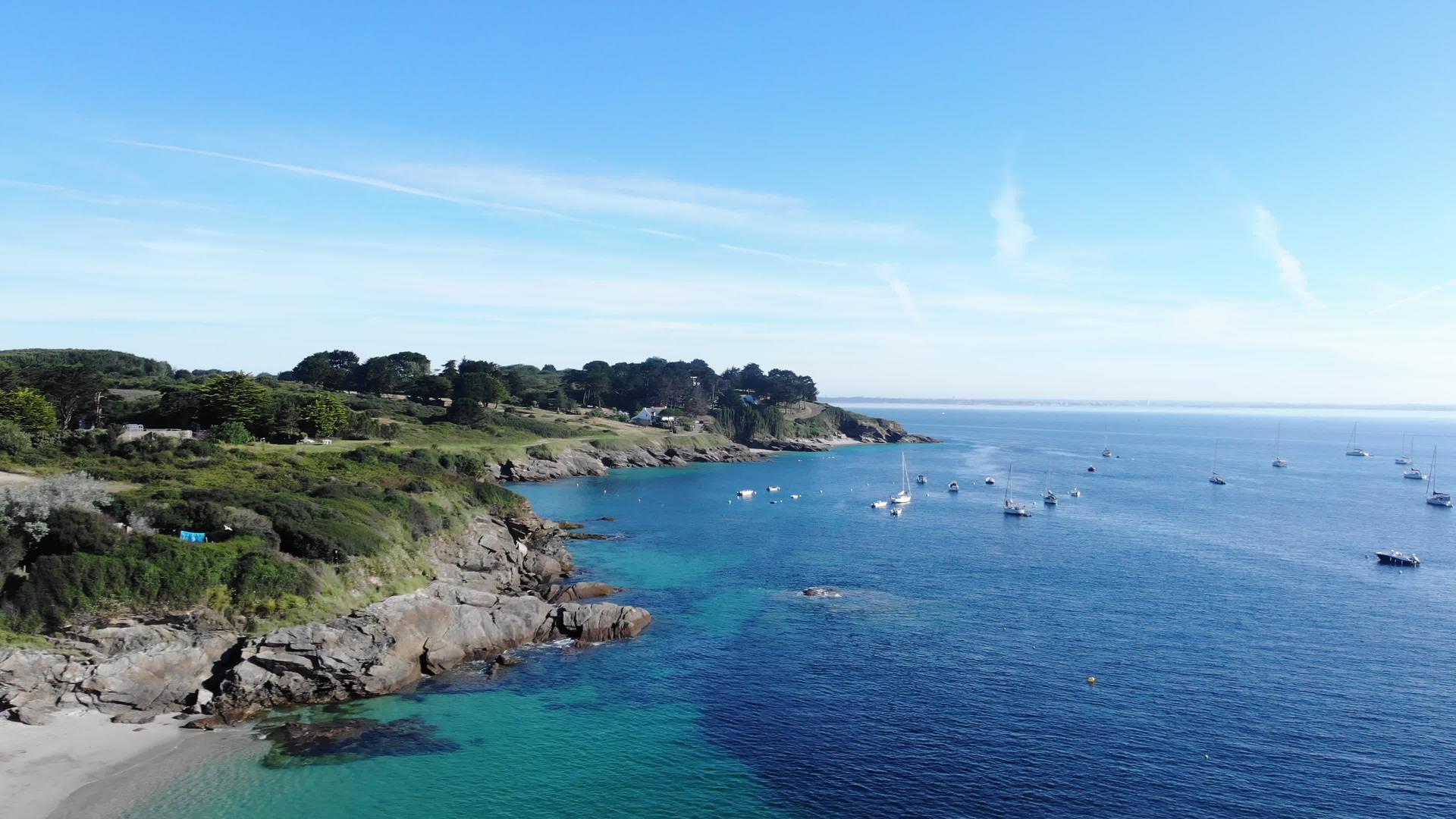 Groix沿海岛屿的鸟瞰图是布列塔尼著名的旅游胜地视频的预览图