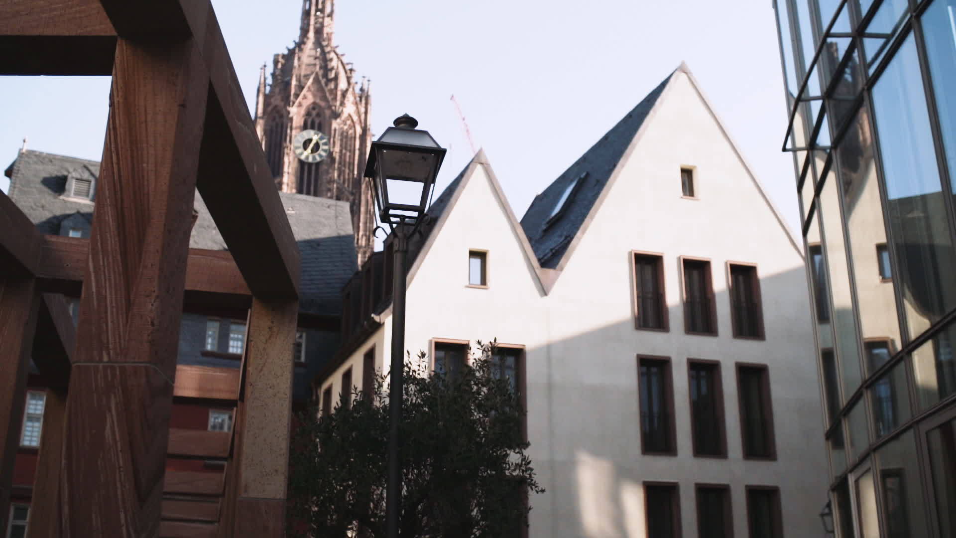 Frankfut教堂塔和住宅旧城楼视频的预览图