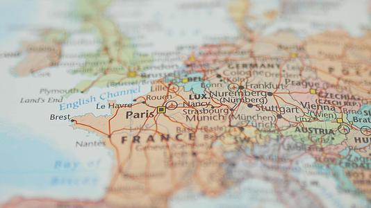 在丰富多彩和模糊的欧洲地图上巴黎法国法郎的资本视频的预览图