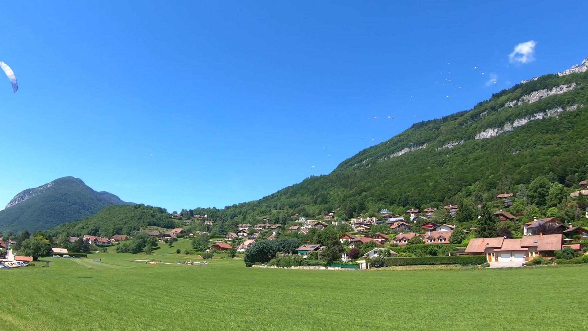 法国高原附近的法国阿尔卑斯山皮层滑翔机Annecy视频的预览图