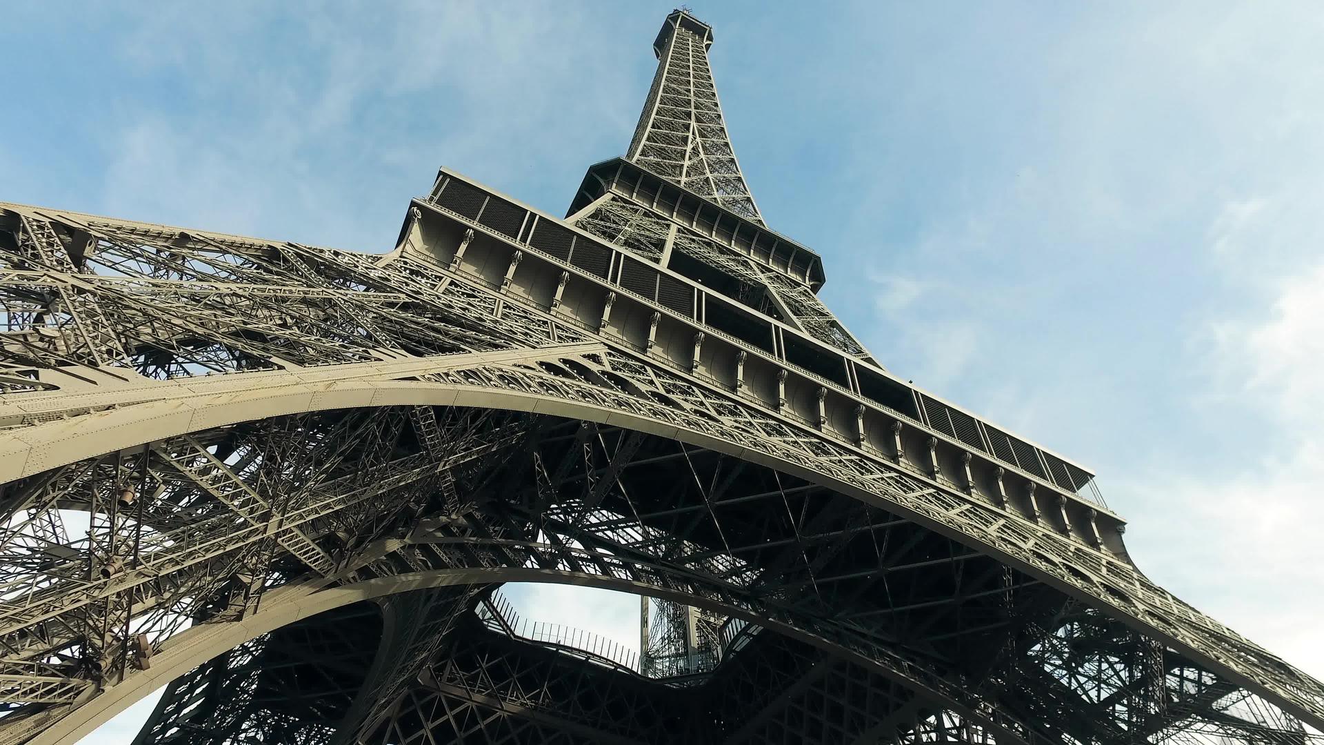 埃菲尔塔蓝天到顶部巴黎法郎视频的预览图