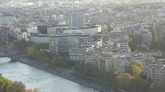 在巴黎的Seine河边建筑缩放视频的预览图