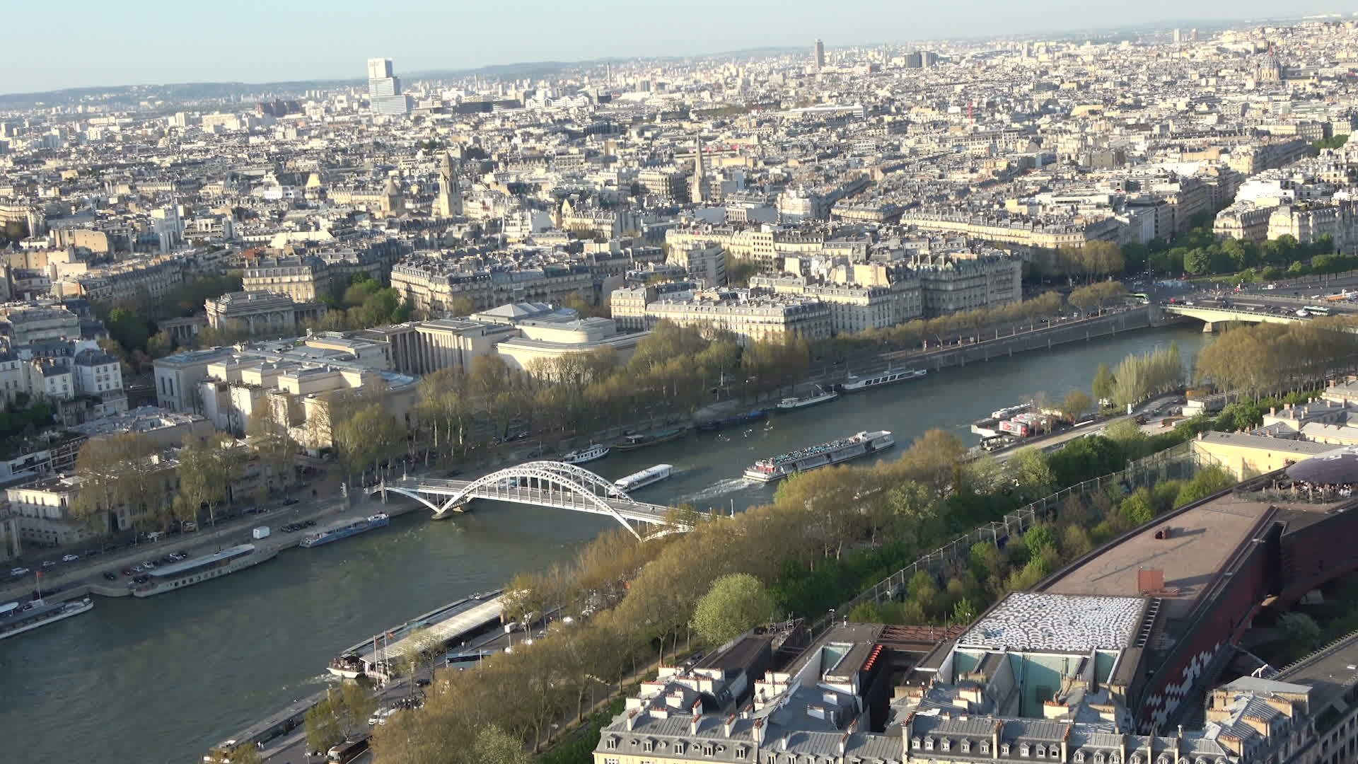 巴黎塞纳河的空中航向视频的预览图
