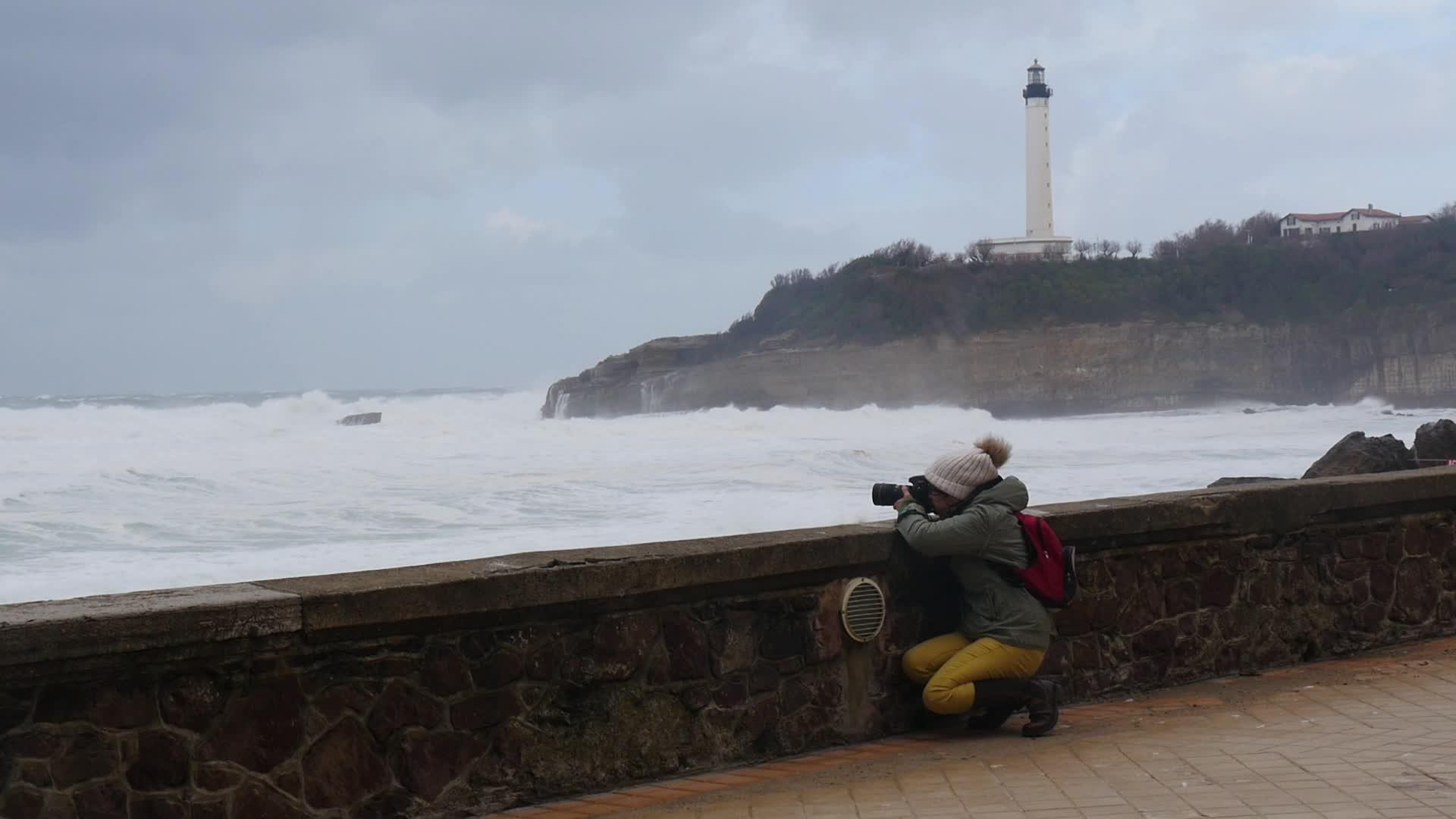女摄影师在法国的风暴中工作视频的预览图