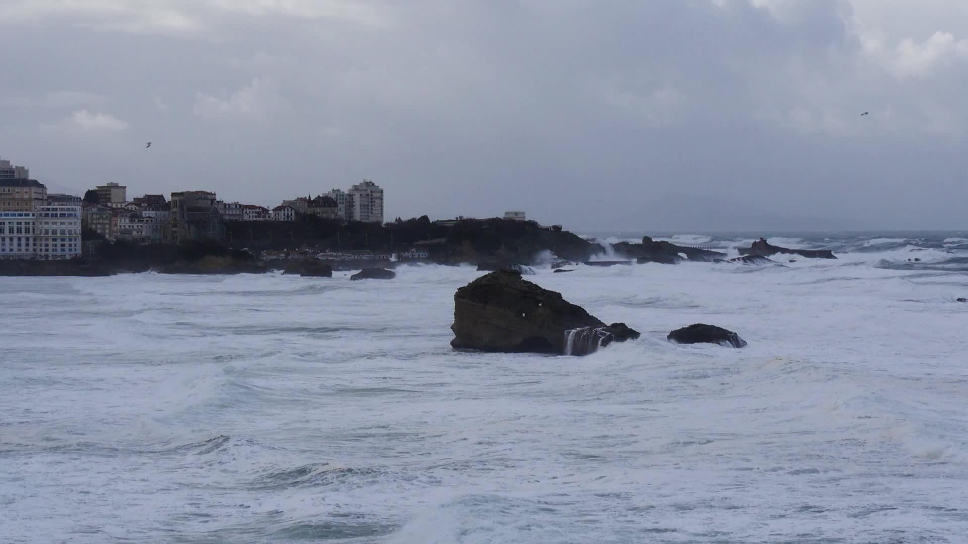 风暴天气波浪大法国视频的预览图