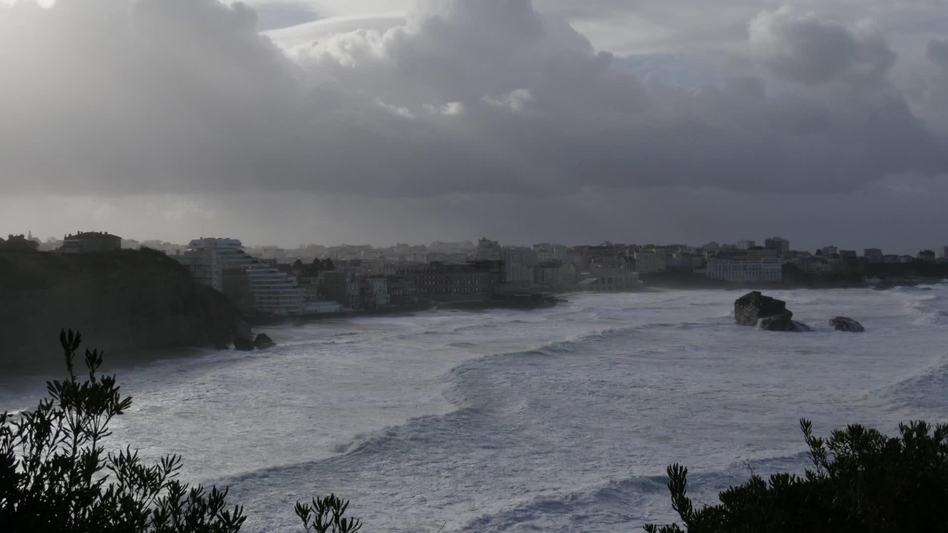 风暴天气波浪大法国视频的预览图