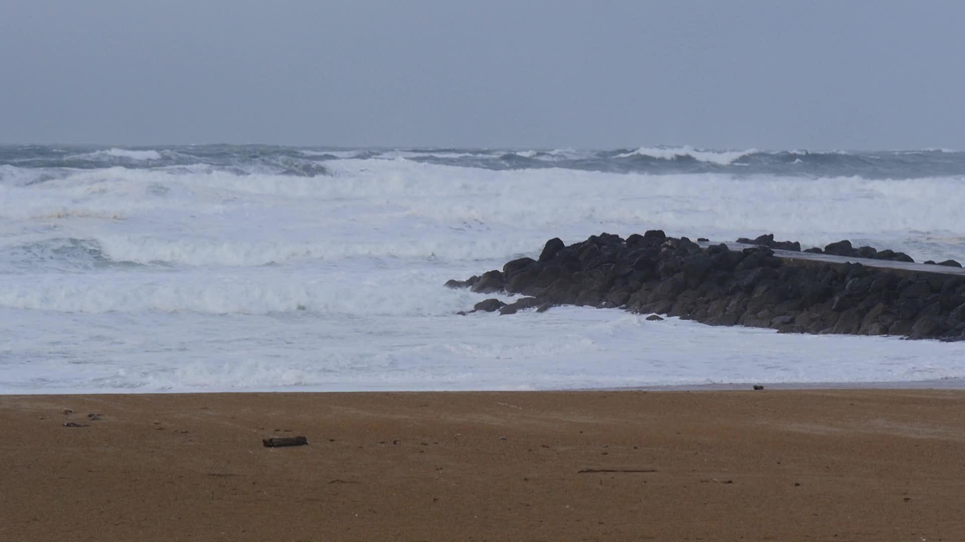 风暴天气波浪大法国视频的预览图