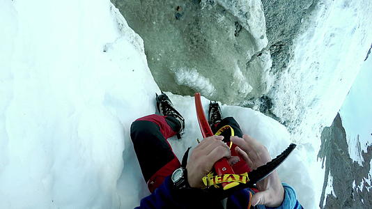 通过危险山脊的第一险山脊的第一个视角视图万宝龙攀登视频的预览图