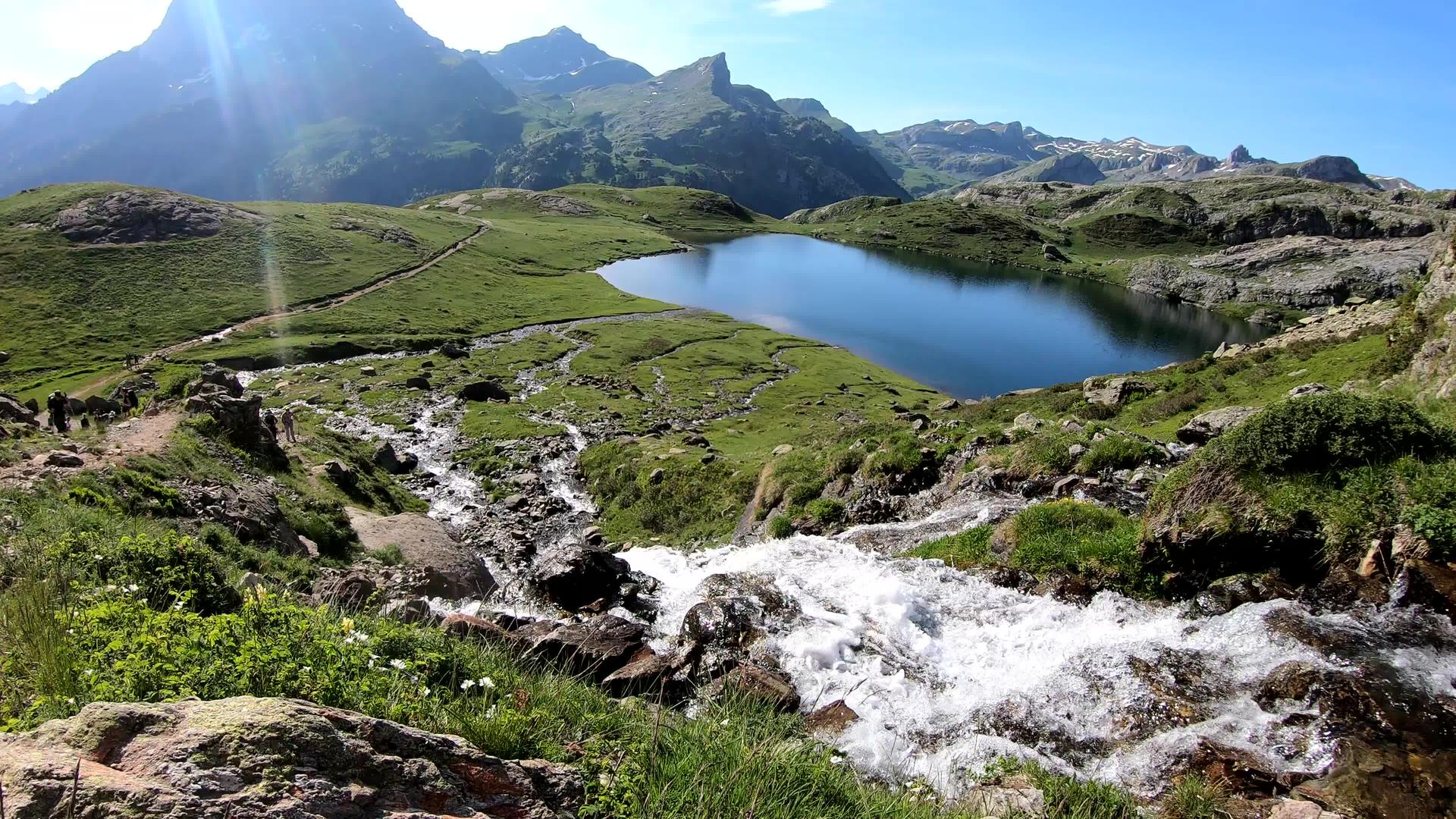 在法国比利牛斯山脉的乌索山谷脉的乌索山谷视频的预览图
