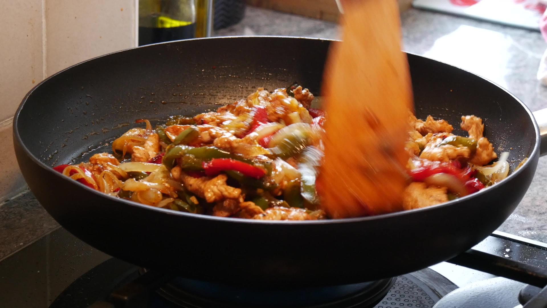 锅里自制fajitas的烹饪材料视频的预览图