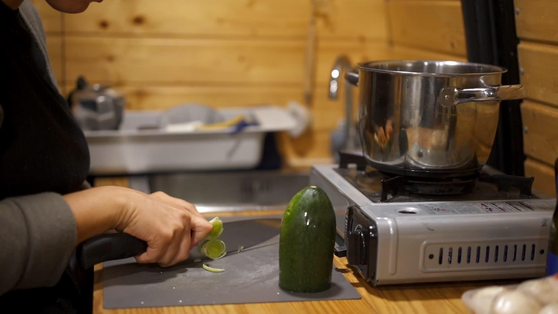 在一辆用煤气炉开的露营面包车厨房里白人慢慢地移动视频的预览图